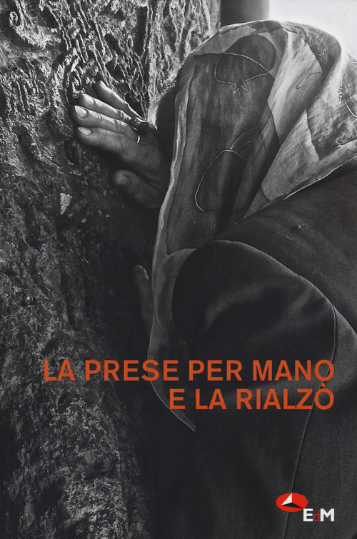 La prese per mano e la rialz&ograve;
