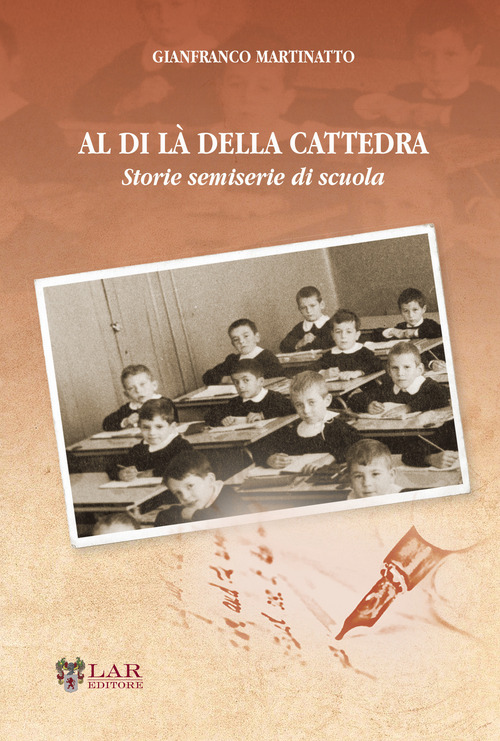 Al di l&agrave; della cattedra. Storie semiserie di scuola