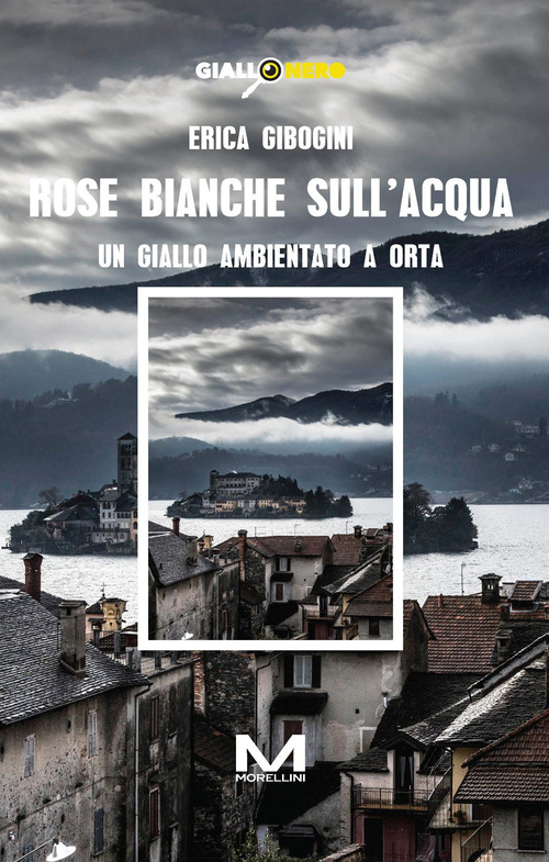 Rose bianche sull'acqua