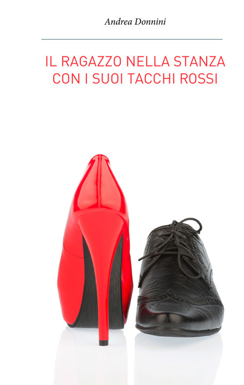 Il ragazzo nella stanza con i suoi tacchi rossi